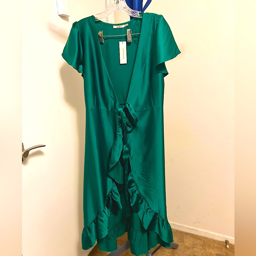 Francesca’s satin emerald color wedding guess dress. Size XXS